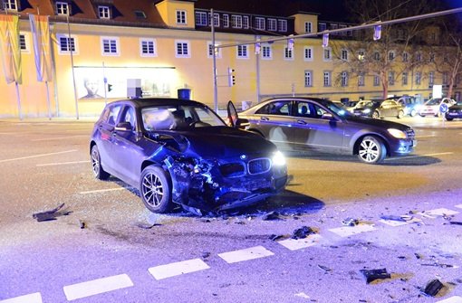 Bei einem Crash am Stuttgarter Charlottenplatz sind am Montagabend drei Menschen leicht verletzt worden. Es entstand ein Sachschaden in Höhe von rund 16.000 Euro.  Foto: FRIEBE|PR/ Sven Friebe