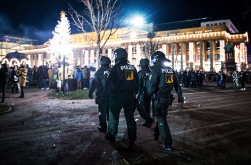 In der Silvesternacht hat es auf dem Schlossplatz in Stuttgart unter anderem Angriffe auf Polizisten gegeben. Foto: Lichtgut