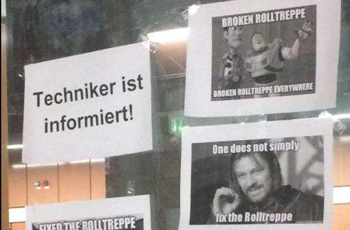 Kleine Plakate mit lustigen Sprüchen an der Haltestelle „Universität“ in Stuttgart sorgen für ein Schmunzeln beim Treppensteigen. Foto: Natalia Weißker