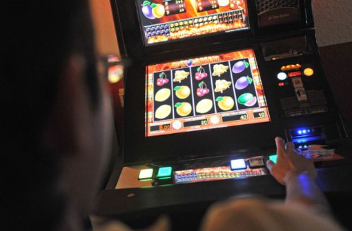 Falsches Spiel: Eine Bande soll Glücksspieler um ihre Gewinne gebracht und gleichzeitig Steuern hinterzogen haben. Foto: dpa