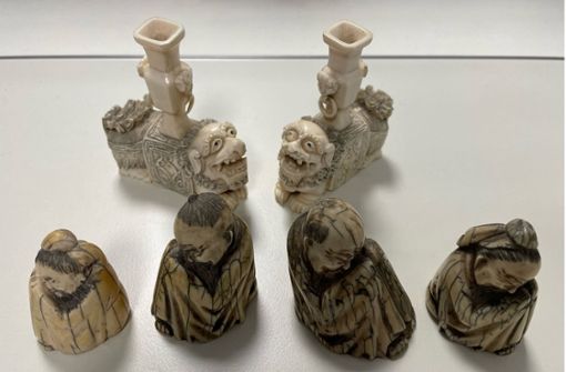 Die sechs illegal eingeführten Elfenbeinfiguren wurden beschlagnahmt. Foto: Hauptzollamt Karlsruhe