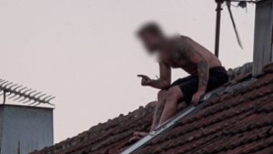 Mann bewirft Polizisten mit Dachziegeln