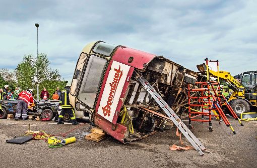 Das Szenario.: Umgestürzter Bus und zwei  in sich verkeilte Autos. Foto: Martin Stollberg