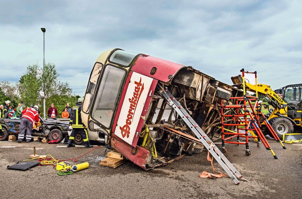 Das Szenario.: Umgestürzter Bus und zwei  in sich verkeilte Autos.
