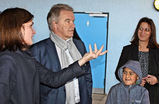 Schulleiterin Jana Bergemann (links) berichtet Minister Franz Untersteller von den Problemen mit den Toiletten. Foto: Bernd Zeyer