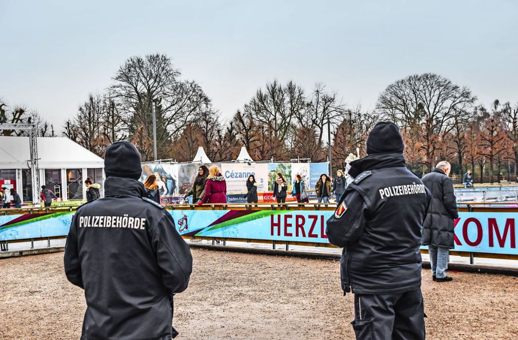 Polizisten behalten die  Eisbahn nach der Bedrohung im Blick. Foto: 7aktuell.de/Fabian Geier