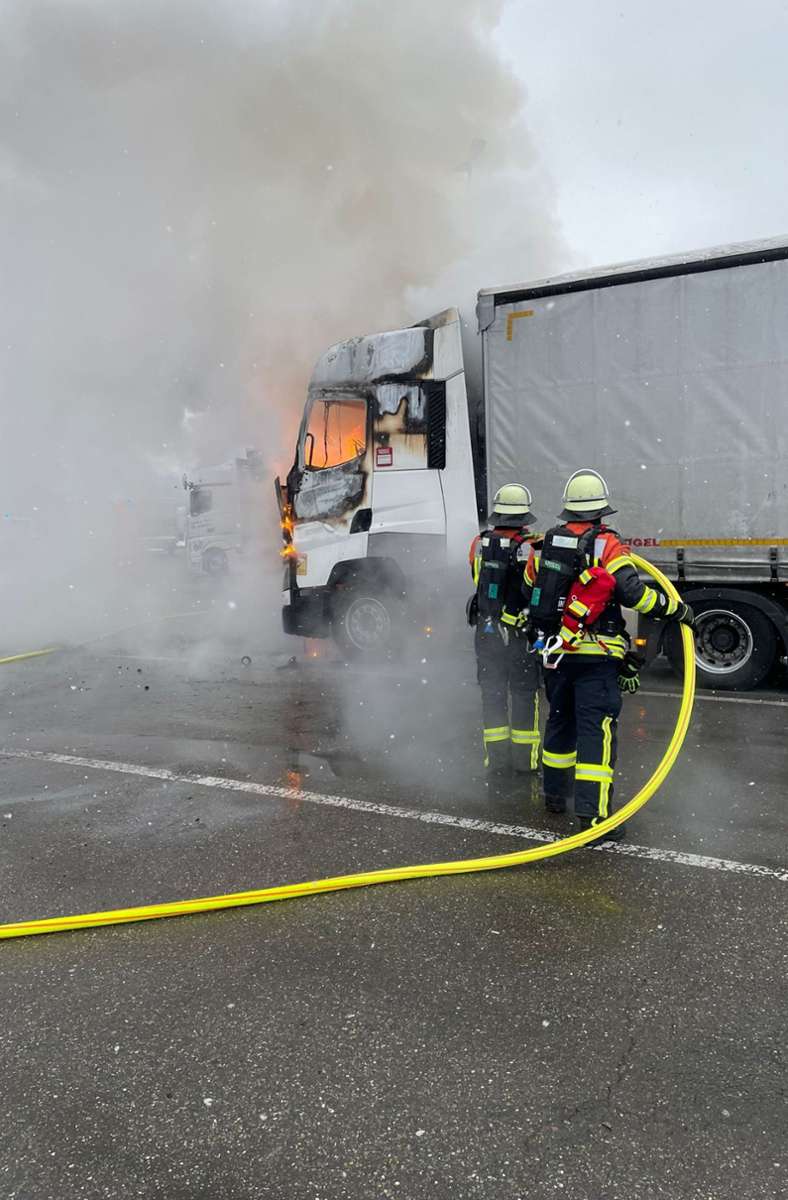 Die Feuerwehr konnte den Fahrer aus dem brennenden Führerhaus retten. Der Lkw stand an der Rastanlage Schönbuch-West in Nufringen.