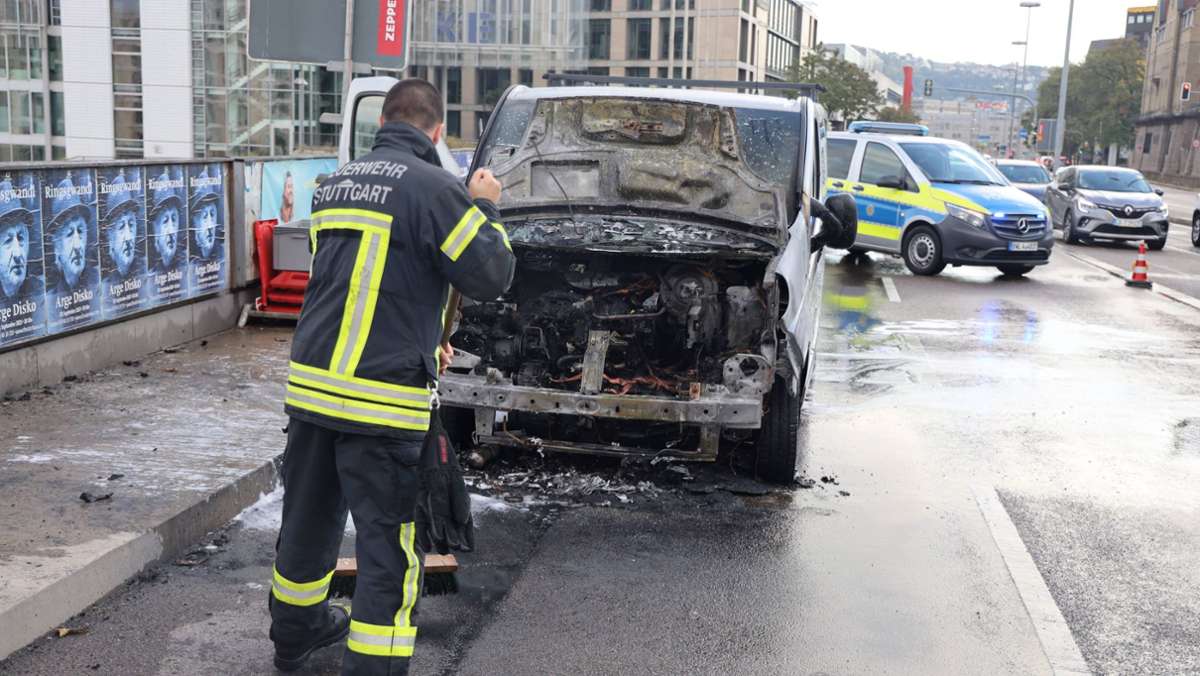 Feuerwehreinsatz in Stuttgart-Mitte: Fahrer rettet sich aus brennendem Transporter
