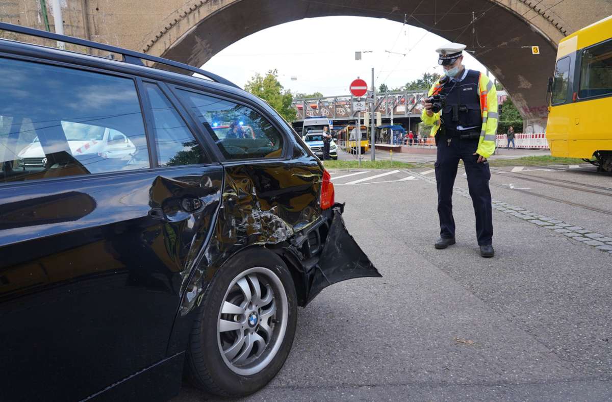 Ein BMW wurde bei dem Unfall beschädigt.