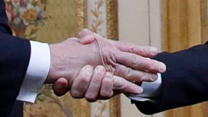 In Sachen Händedruck gewinnt eindeutig der französische Präsident Macron (rechts) gegen Donald Trump. Foto: AP