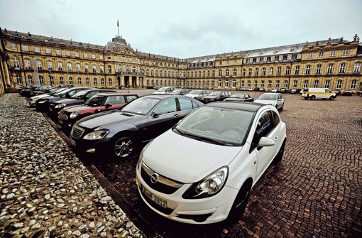 Rund 40 Autos parken im Parkverbot vor dem Neuen Schloss. Foto: Leif Piechowski