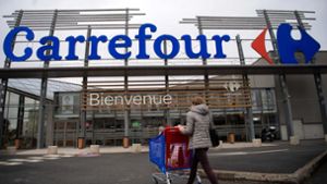 Der französische Einzelhändler Carrefour sollte von seinem kanadischen Konkurrenten Couche-Tard übernommen werden – doch daraus wird nun vorerst nichts. Foto: dpa/Loic Venance