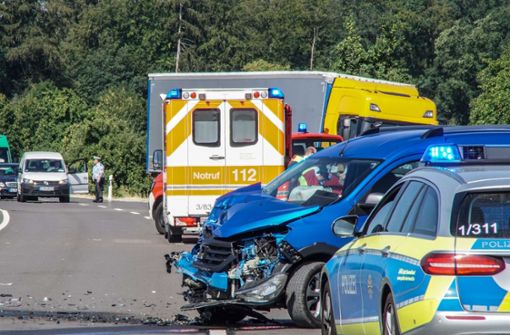 Der Dacia ist bei dem Unfall schwer beschädigt worden. Foto: SDMG