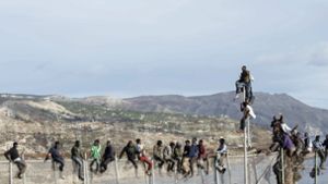 Mehrere Hundert Flüchtlinge haben den Grenzzaun zur spanischen Exklave Ceuta in Marokko überwunden und sind dabei verletzt worden. Foto: EFE (Archivbild)