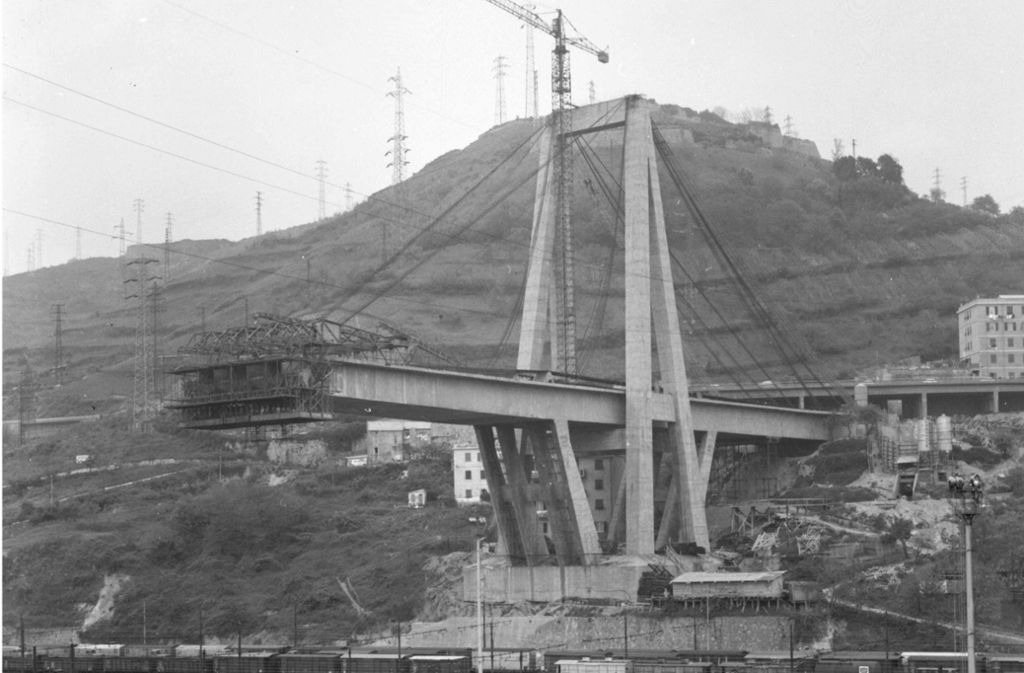 Von 1962 bis 1967 wurde das Polcevera-Viadukt, eine Schrägseilbrücke aus Spannbeton, von Riccardo Morandi gebaut. Das Foto von 1965  zeigt das erste von drei Teilsegmenten der Morandi-Brücke in der norditalienischen Hafenstadt.Studio Leoni/AFP