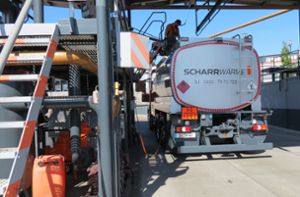 Ein Lastwagen tankt in Stuttgart-Vaihingen Heizöl, um es zu den Kunden zu bringen. Foto: Judith A. Sägesser