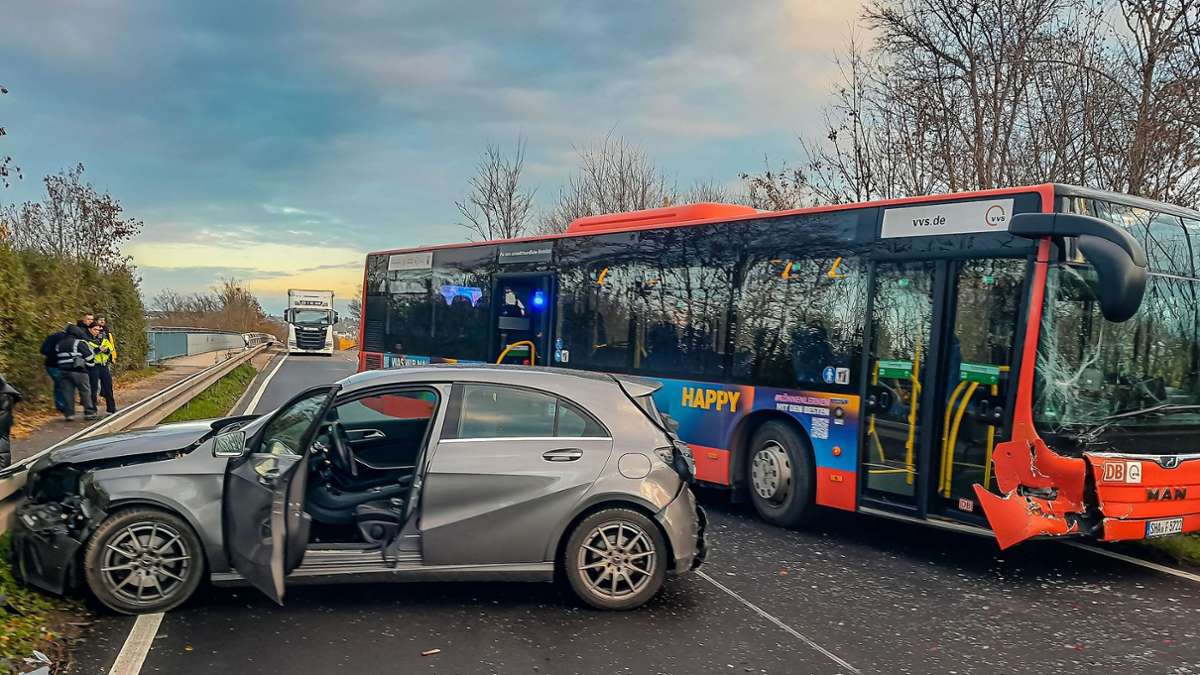 Zwischen Freiberg und Pleidelsheim: Fünf Verletzte nach Bus-Unfall