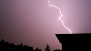 Ein Blitz ist in March in ein Mehrfamilienhaus eingeschlagen (Symbolfoto). Foto: dpa