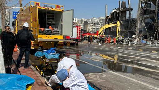 Die Feuerwehr schickte nach eigenen Angaben mehr als 150 Rettungskräfte zum Unfallort. Foto: Ng Han Guan/AP