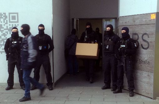 Am Dienstag durchsuchen Berliner Polizisten Wohnungen und Gewerberäume. Foto: dpa