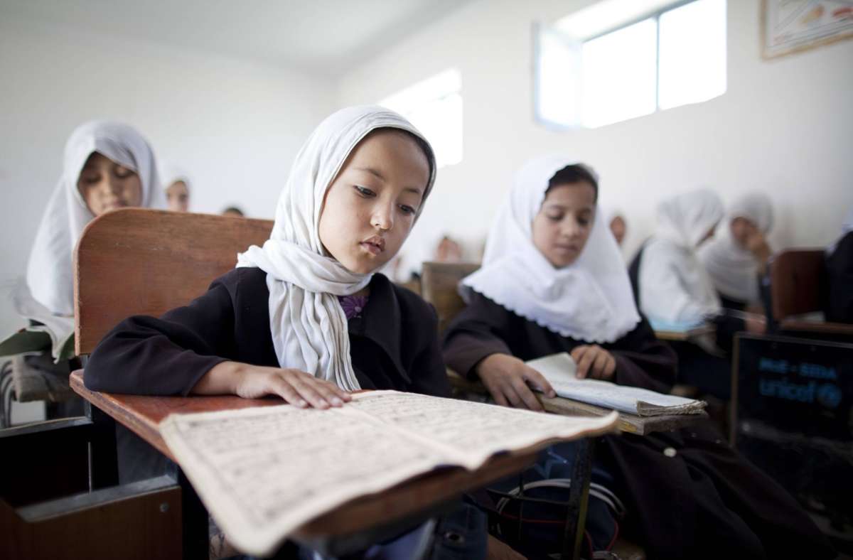 Das Archivfoto zeigt Mädchen einer Schule in Masar-e Scharif in Afghanistan im Jahr 2011. (Archivbild) Foto: imago/photothek/Thomas Koehler/photothek.net