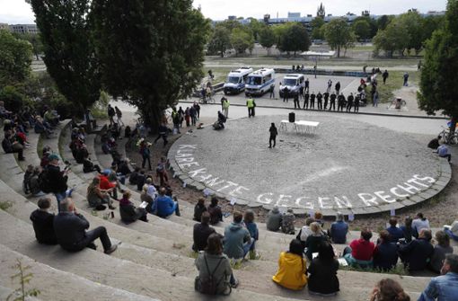 Menschen demonstrieren im Mauer-Park in Berlin gegen recht Umtriebe im Zusammenhang mit der Corona-Pandemie. Foto: AFP/Odd Andersen