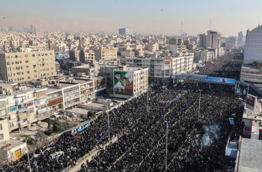 Hunderttausende Iraner hatten sich am Dienstag vor der Beisetzung des bei einem US-Drohnenangriff getöteten Generals Ghassem Soleimani zu einer Trauerfeier versammelt. Foto: dpa/Saeid Zareian