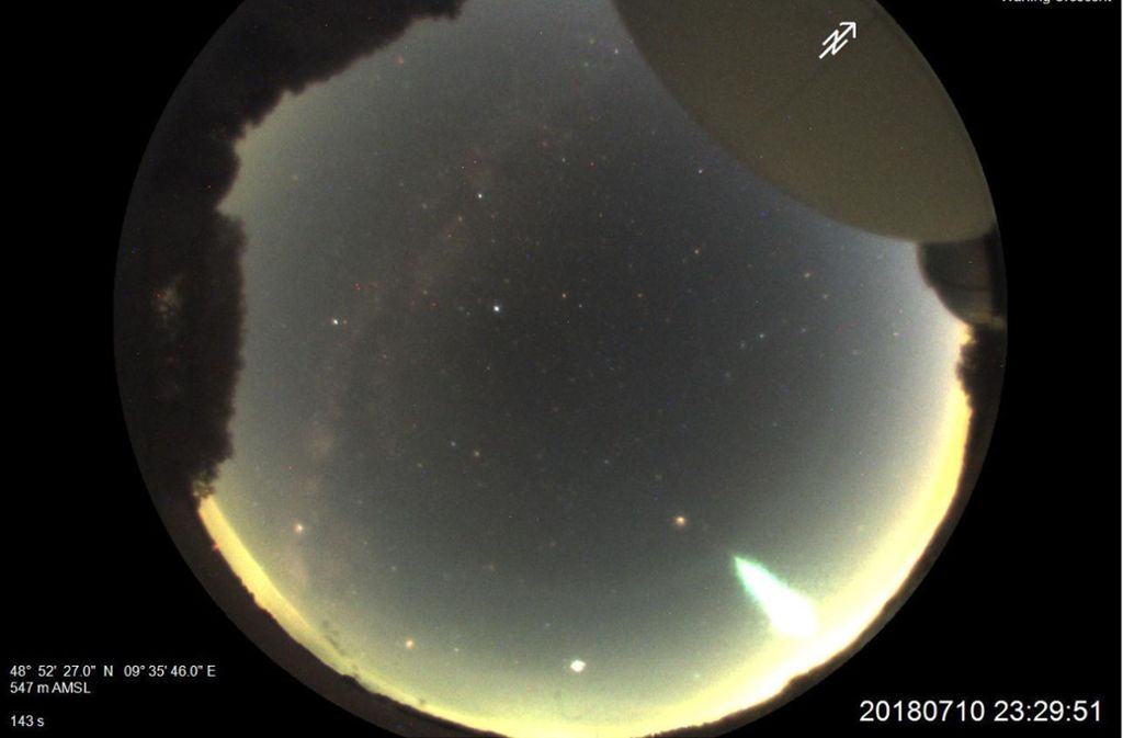 Rechts unten auf der Aufnahme sieht man den Lichtblitz des Meteoriten.