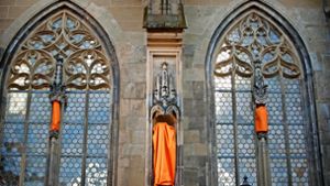 Noch sind die Skulpturen an der Stadtkirche verhängt, kommenden Samstag wird das Geheimnis gelüftet. Foto: Gottfried Stoppel