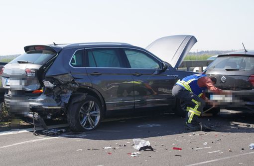 Auf der Autobahn 81 nahe Rottenburg am Neckar ereignete sich am Freitagvormittag ein schwerer Unfall. Foto: SDMG