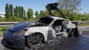 Der Porsche Cayman wurde ein Raub der Flammen. Foto: Andreas Rosar/Fotoagentur-Stuttgart