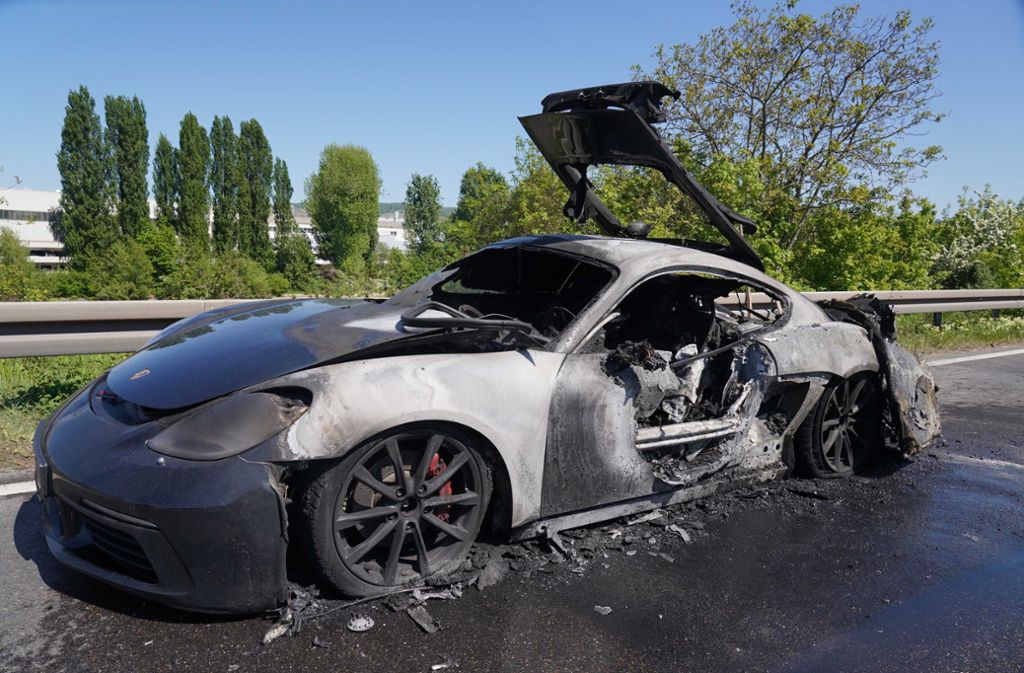 Der Porsche Cayman wurde ein Raub der Flammen.