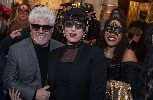 Der spanische Regisseur und Oscargewinner Pedro Almodovar und seine Muse Rossy de Palma (Mitte) ließen sich den Maskenball des Modelabels Dior nicht entgehen. Foto: Getty Images Europe