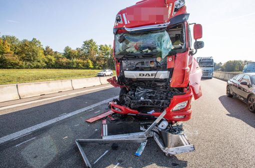 Der Lkw-Fahrer wurde bei dem Unfall schwer verletzt. Foto: 7aktuell.de/Simon Adomat