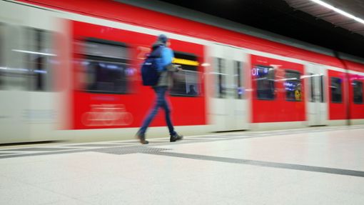 Die S-Bahn in Stuttgart fährt – aber nicht immer pünktlich. Foto: IMAGO//Michael Weber
