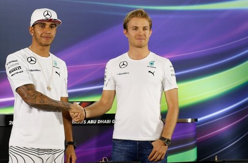 So einmütig sind sie nur vor der Kamera: Silberpfeil-Piloten Lewis Hamilton (links) und Nico Rosberg. Foto: dpa