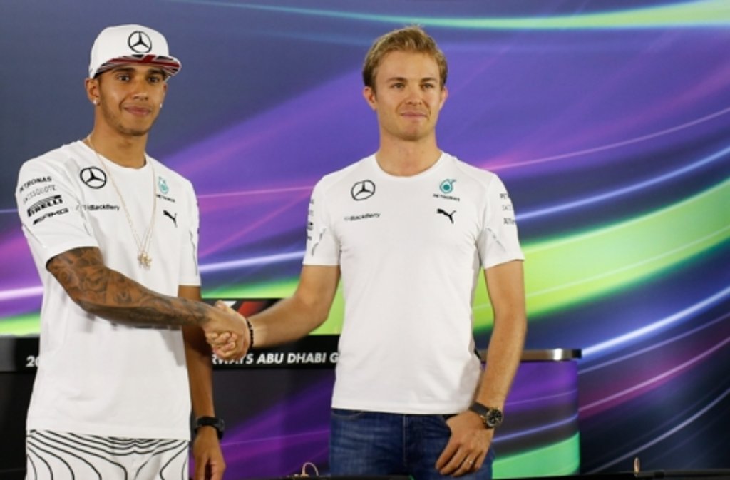 So einmütig sind sie nur vor der Kamera: Silberpfeil-Piloten Lewis Hamilton (links) und Nico Rosberg.