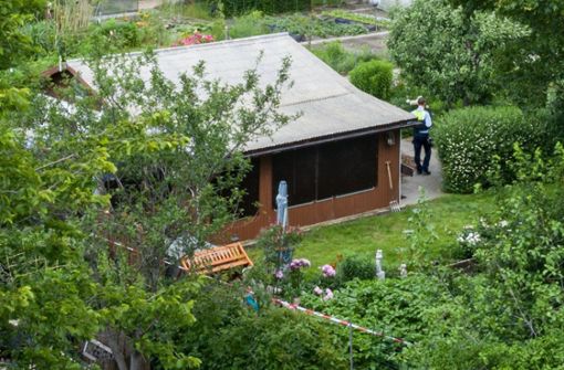Absperrband umgibt das Grundstück in einer Kleingartenkolonie am Stadtrand von Münster mit einer Gartenlaube, von der man hier die Rückseite sieht (Luftaufnahme mit einer Drohne). Foto: dpa/Marcel Kusch