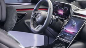 Über das 12,8 Zoll große OLED-Touchscreen lassen sich mittels des Systems MBUX alle Bedienungen des Fahrzeugs steuern. Foto: Mercedes Benz