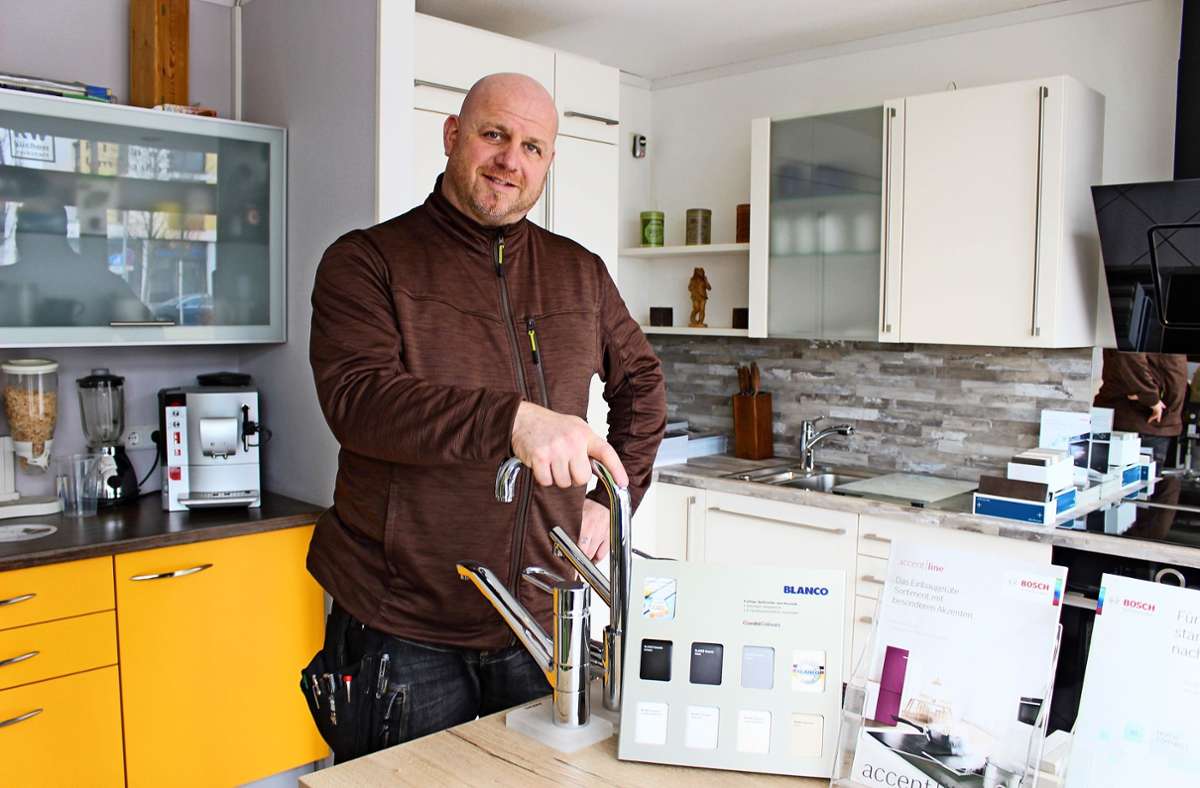 Jürgen Nuding betreibt in Vaihingen eine Schreinerei samt Küchenstudio. Seit Corona boomt das Geschäft –  so sehr, dass Kunden teils lang warten müssen. Es fehlen unter anderem Geräte. Foto: Caroline Holowiecki