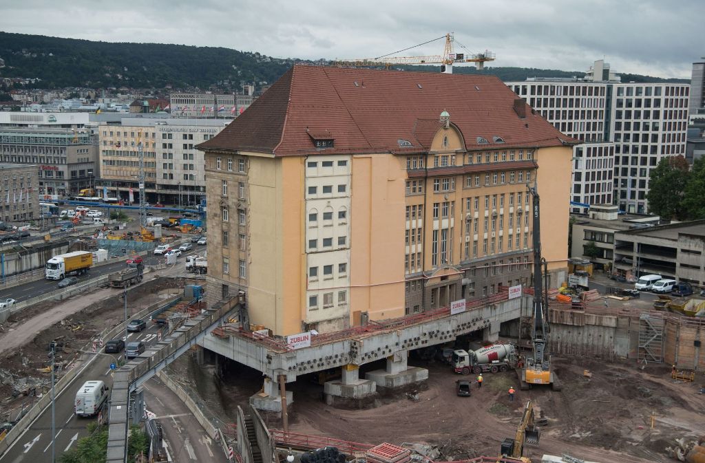 Das Haus der ehemaligen Bundesbahndirektion wurde für einen Tunnelbau von Stuttgart 21 untergraben