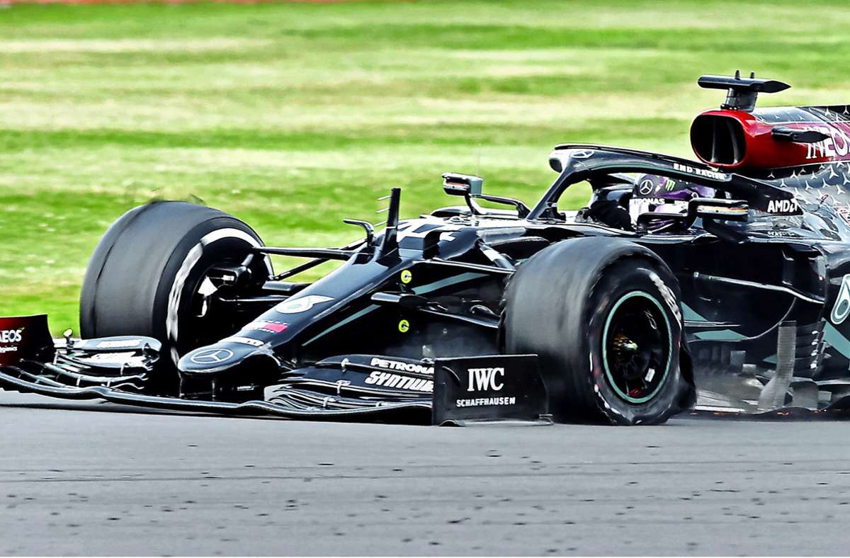 Mercedes-Pilot siegt im Formel-1-Rennen in Silverstone Selbst ein Plattfuß kann Lewis Hamilton nicht stoppen
