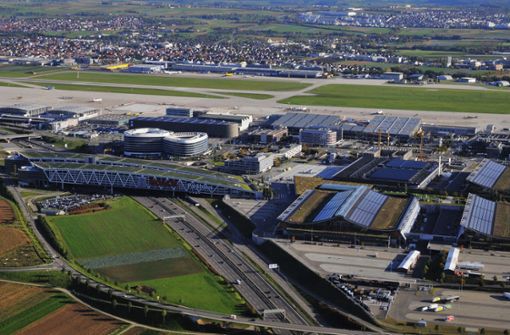 Der Landesflughafen soll von zwei Seiten aus mit neuen Bahnhöfen von Fern- und Regionalzügen erreicht werden können. Foto: Manfred Storck
