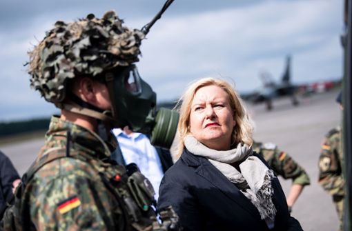Die Wehrbeauftragte Eva Högl informiert sich bei einem Truppenbesuch über die Lage der Soldaten. Foto: dpa/Sina Schuldt