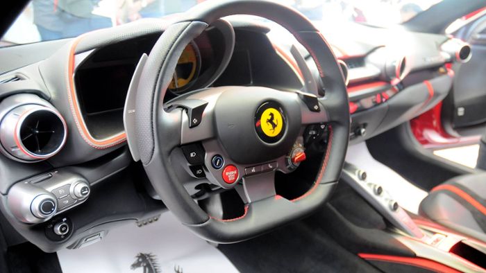 Mit Ferrari in Graben gerast – mehrere hunderttausend Euro Schaden