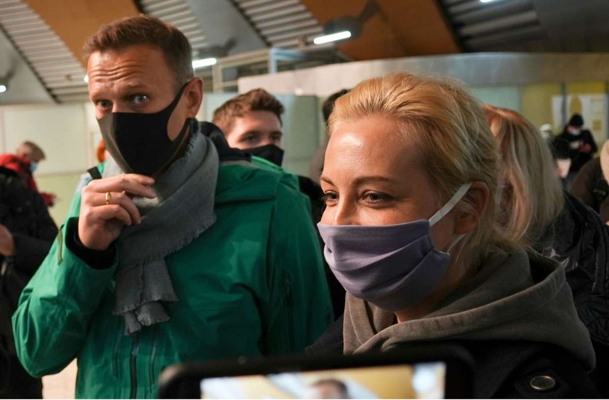 Alexej Nawalny und seine Frau Julia am Moskauer Flughafen (Archivbild) Foto: dpa/Mstyslav Chernov