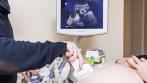 Weil ihre Ärztin bei der Ultraschall-Untersuchung keine Maske tragen wollte, wechselte eine Schwangere aus Sindelfingen ihre Praxis. Foto: dpa/Jasper Jacobs