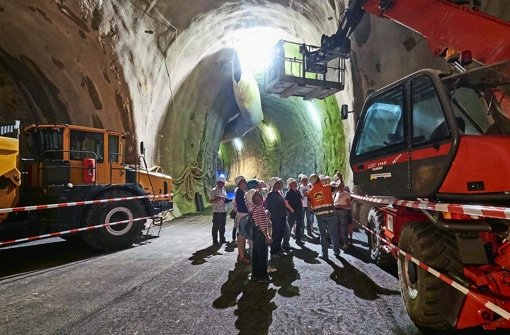 Fasziniert verfolgen die Gäste der Führung den technischen und logistischen Aufwand der Arbeiten am Feuerbacher Tunnel Foto: Heiss/Lichtgut