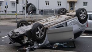 Der VW-Fahrer krachte auf der Ludwigsburger Straße gegen einen Ampelmast. Foto: 7aktuell.de/Frank Herlinger
