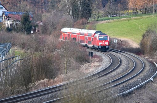 Eine Diesellok fährt mit mehrere Waggons Richtung Friedrichshafen. Die Südbahn wird zunehmend elektrifiziert. (Archivbild) Foto: dpa/Felix Kästle